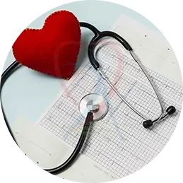imagem de um estetoscópio, um coração de pano, vermelho, sobre o resultado de um eletrocardiograma, com o gráfico de linhas expressando os batimentos cardíacos