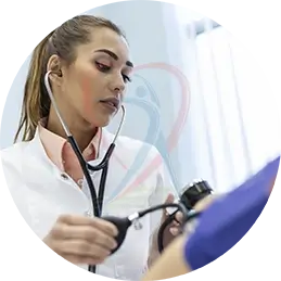 jovem médica com estetoscópio, realizando aferição de pressão em paciente