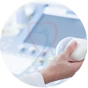 aparelho de ultrassom sendo manuseado por profissional da saúde